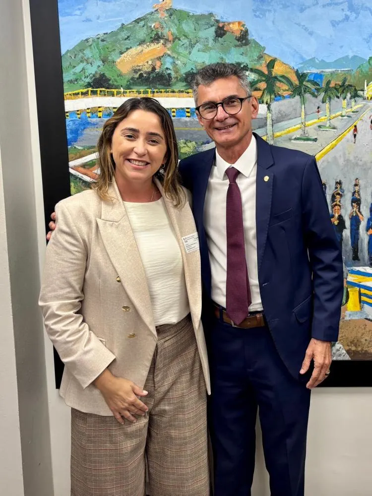 Samanda entrega Título de Cidadão Natalense ao deputado Francisco do PT